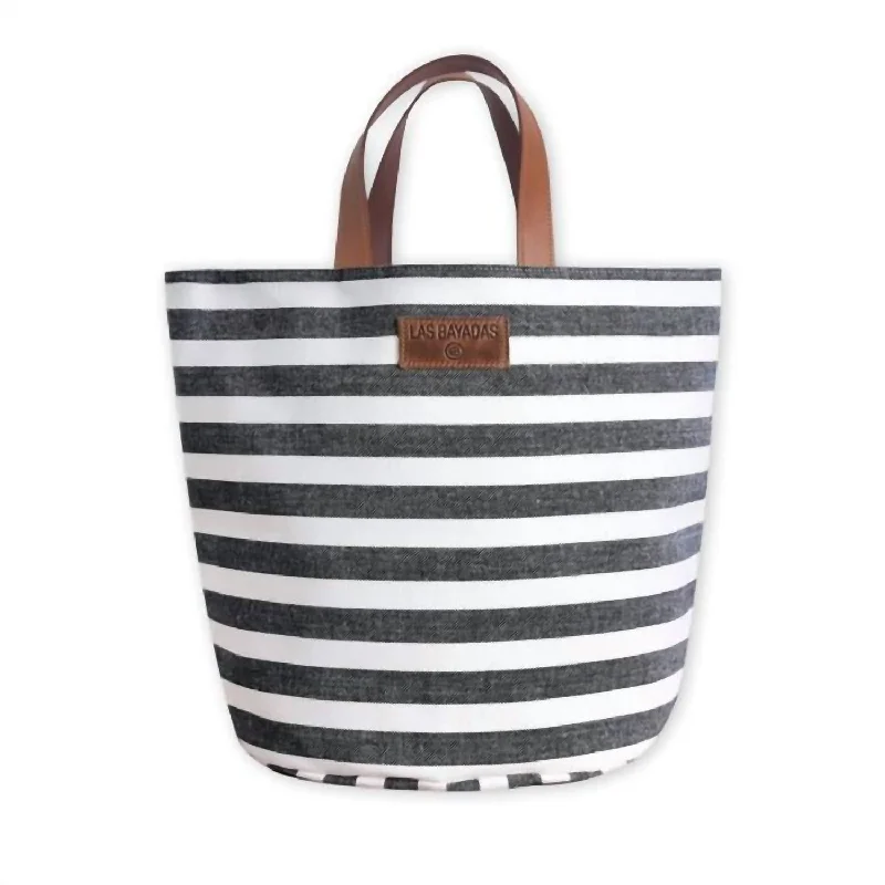 Monogrammed Tote Bag in Brown Leather with Personalized Initials for a Custom and Elegant TouchOversized Jute Tote Bag in Natural Color with Rope Handles for a Beach VacationLuxury Tote In El Raul