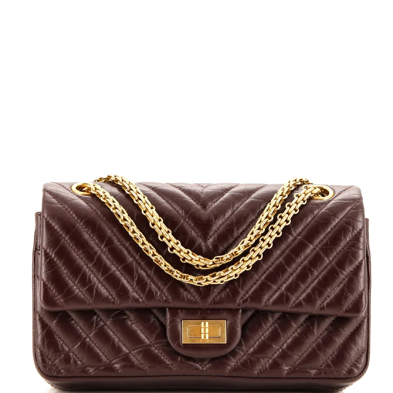 Shoulder Bag with Chain Strap in Silver for a Trendy AppearanceReissue 2.55 Flap Bag Chevron Aged Calfskin 225