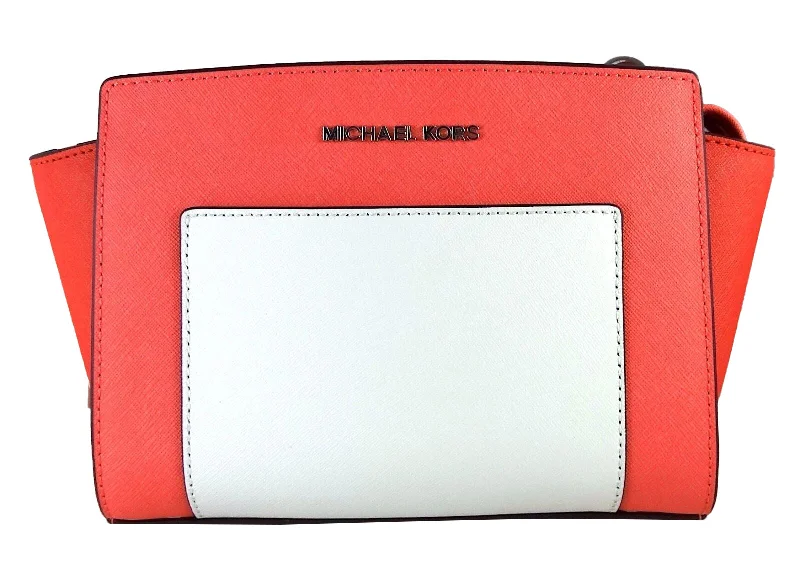 Metallic Crossbody Bag in Silver for New Year's Eve and Special CelebrationsMichael Kors Selma Pocket Messenger Metallic Crossbody Bag in Silver for New Year's Eve and Special CelebrationsMichael Kors Selma Pocket Messenger